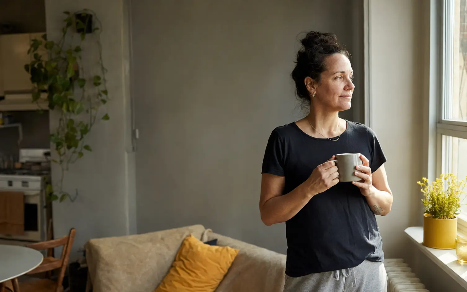 Femme profitant d’un moment calme à la maison