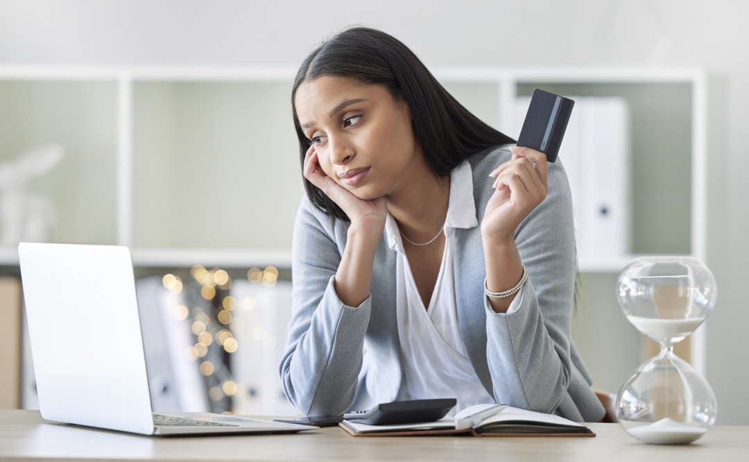 Dette, mauvaise carte de crédit refusée et femme stressée lié à l'argent.